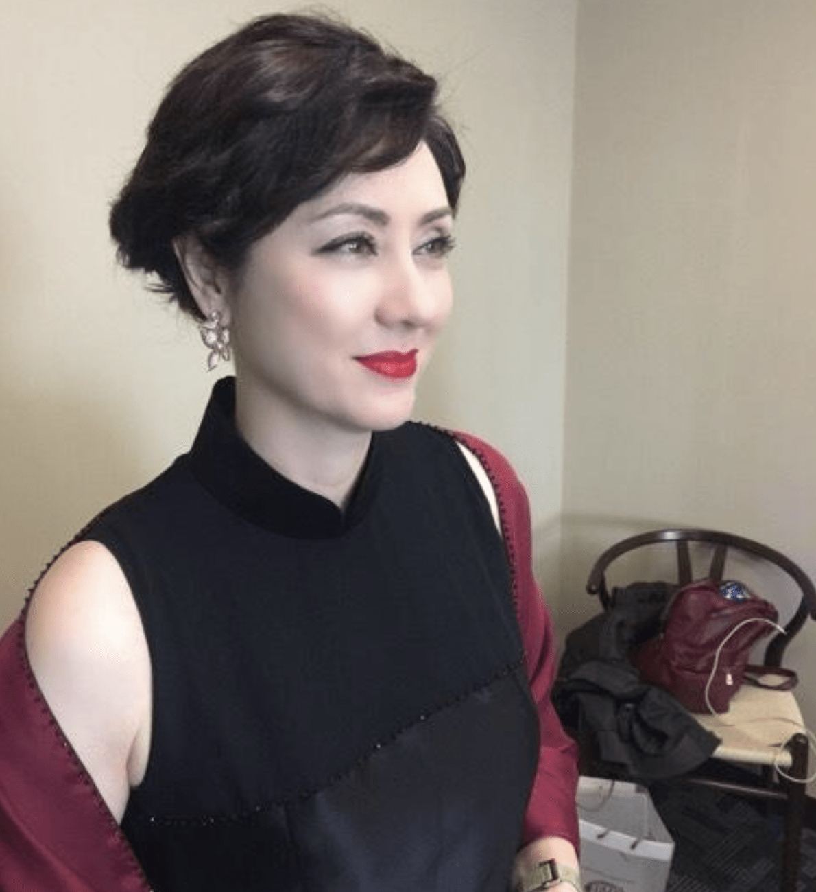 体态|洪金宝眼光真毒，56岁老婆穿黄金裙好贵气，1米7站他身边还高一截