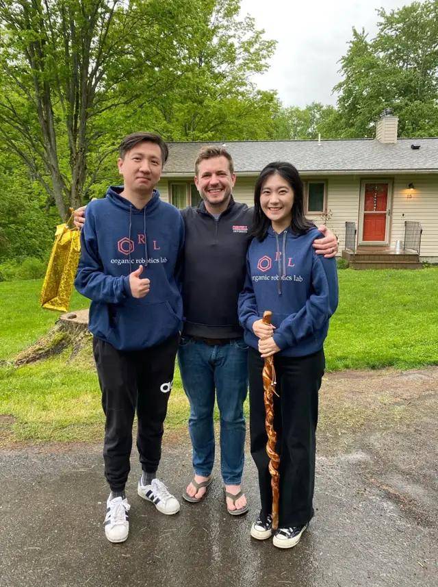 90后学术伉俪研发能量密度最高的液晶弹性体软体机器人_李硕