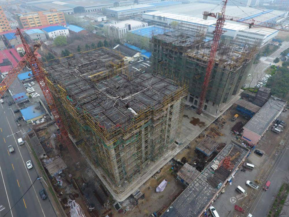 女明星|因欠八百多亿逃往国外，带走一女明星和61个亿，父亲下葬都不回来