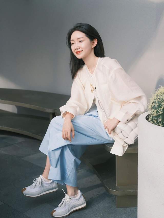 女孩子|20岁到30岁的女生夏季末尾这样穿,衬衫配阔腿裤简约洋气,超好看