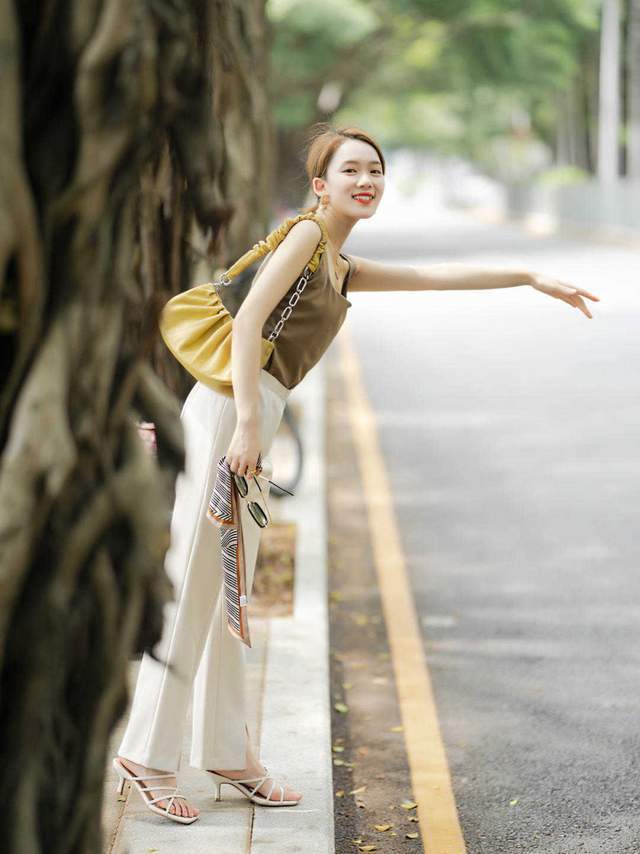 韩系|奔三奔四的气质女神爱这样穿，吊带上衣配西裤干练精致，减龄时髦