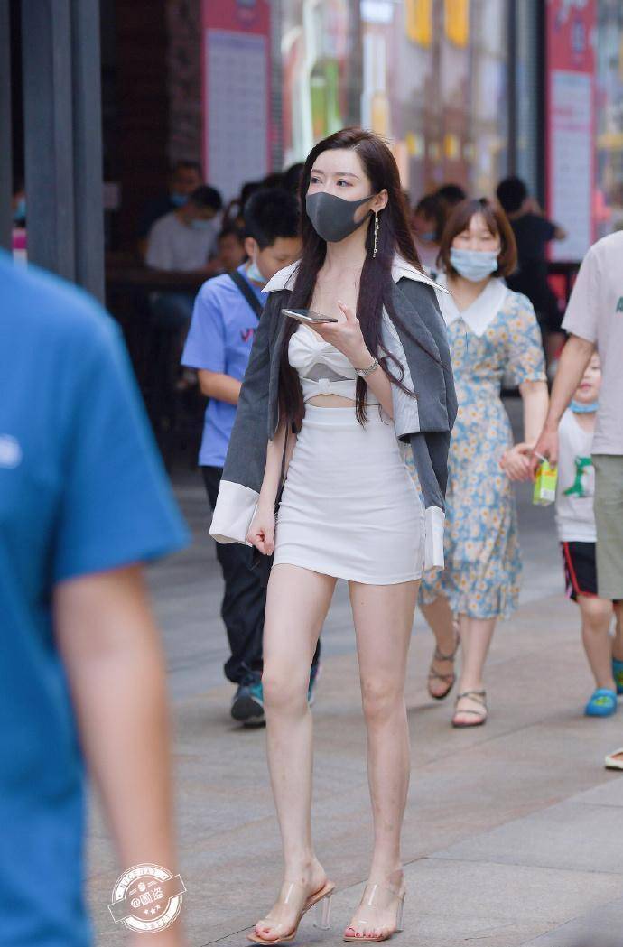 颜色|穿出随意而又休闲风格的连衣裙,亮眼吸睛搭配更好看,长知识了