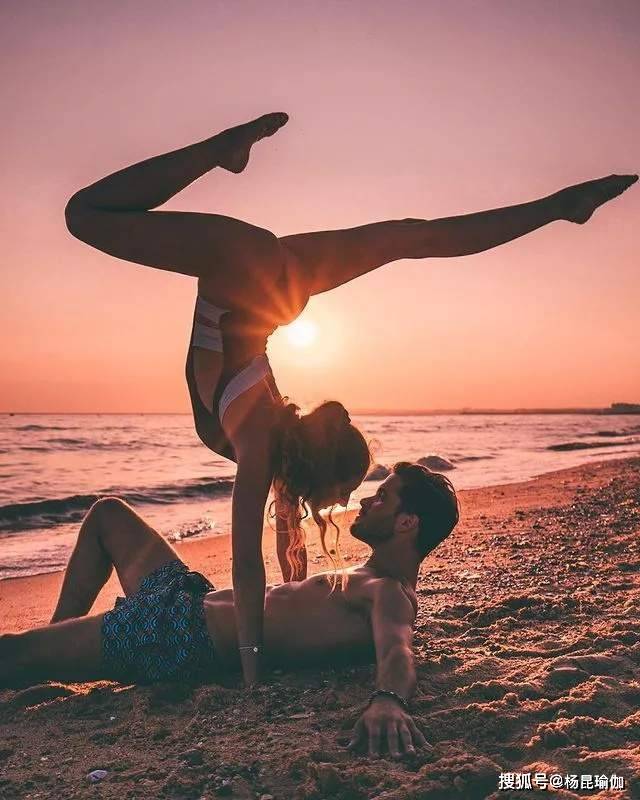双人瑜伽除了能唤醒自我更能让我们学会和别人一起分享生活