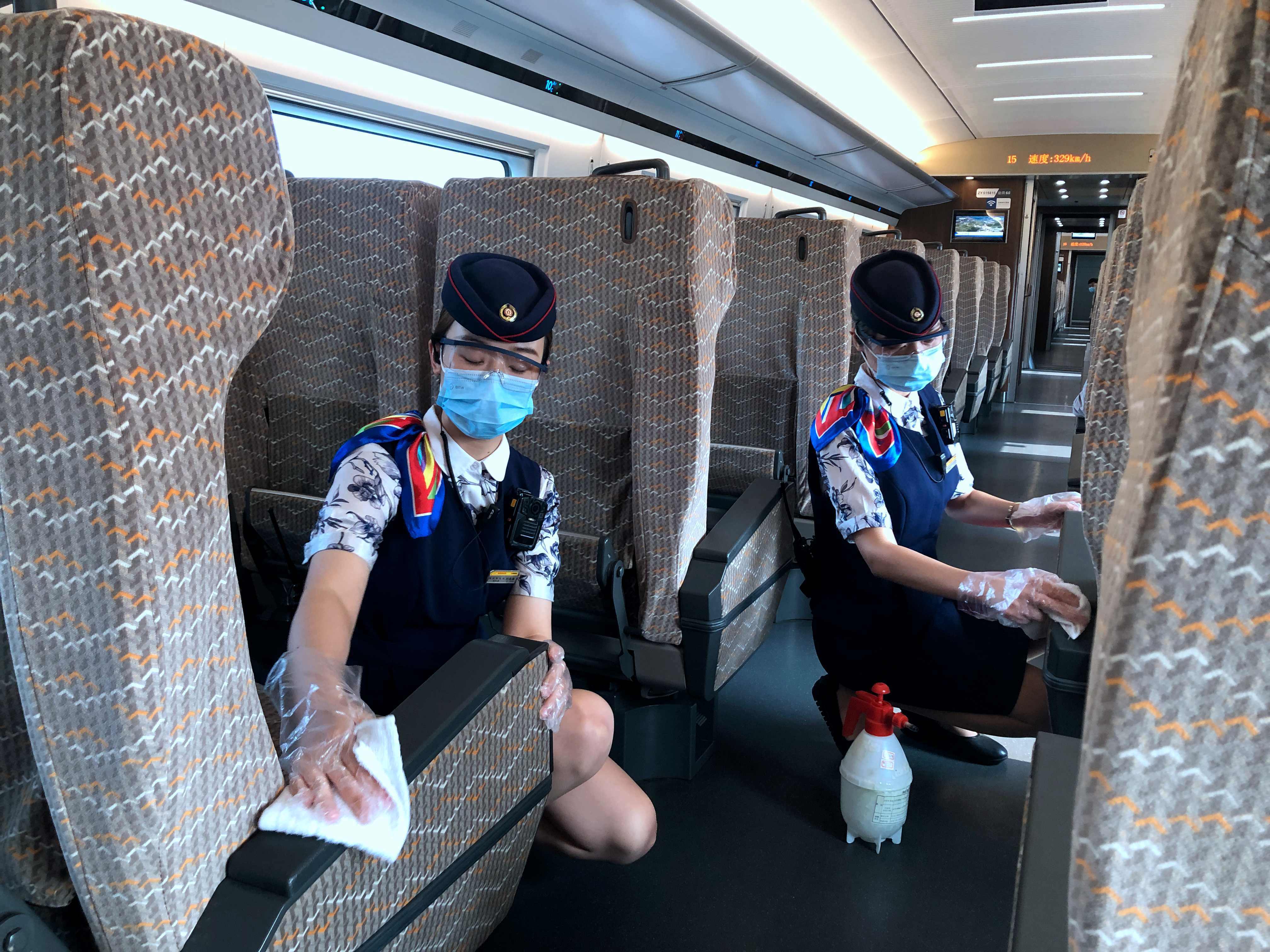 高铁一队列车长贾梦珂说,在旅客上车时我们提醒必须全程佩戴口罩,不要