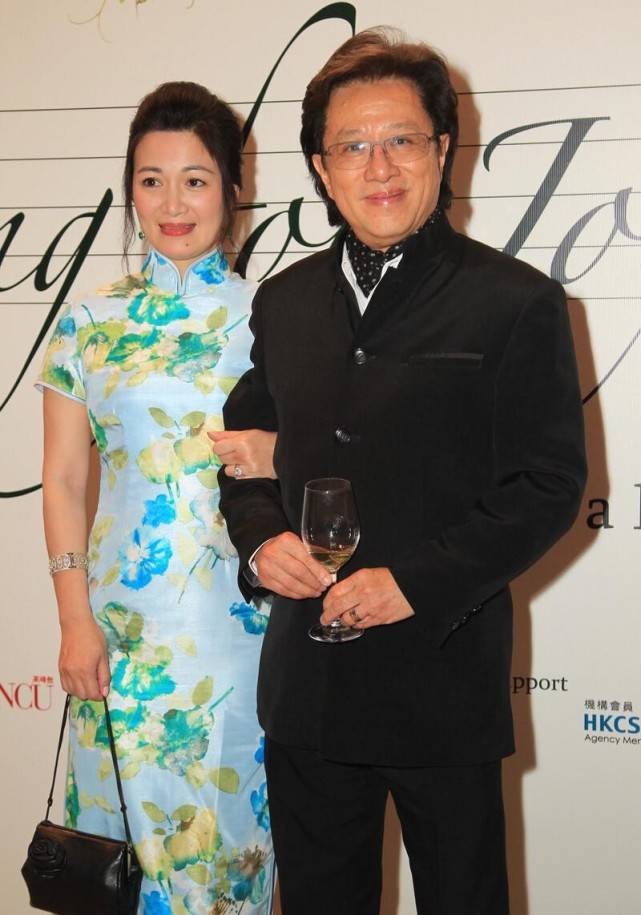 颜色|陈少霞都步入中年了，可婴儿肥看着挺嫩，穿旗袍丝毫不像富太太