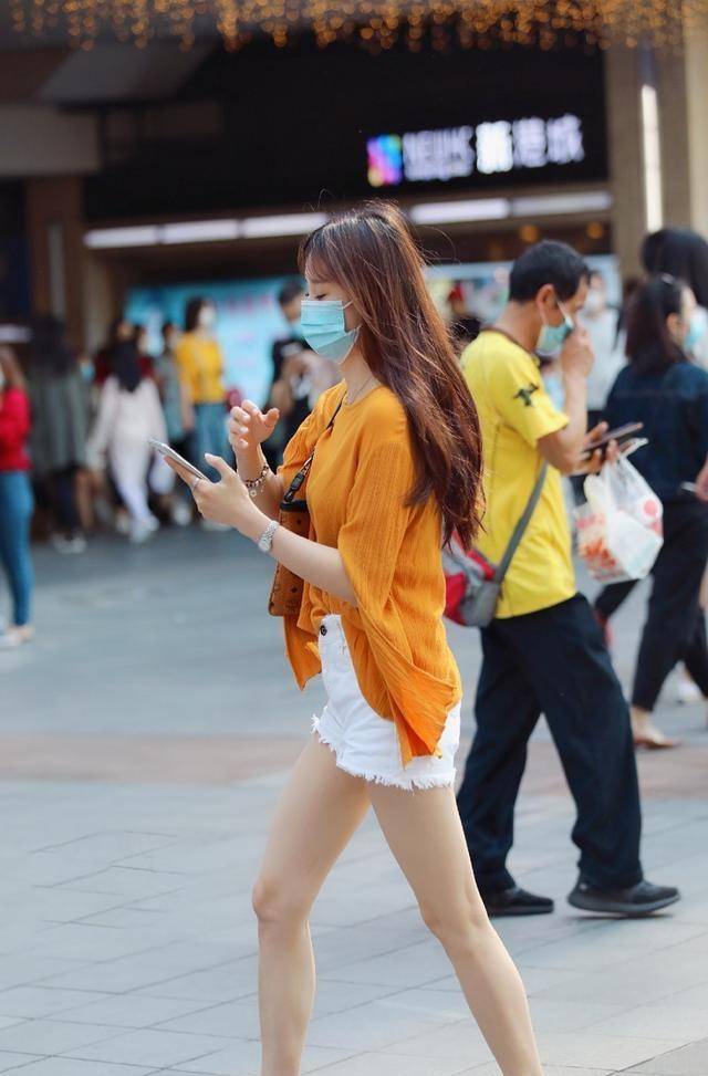 围巾|魅力动人的瑜伽裤装扮很有时尚感，显得身材妩媚动人，美感十足