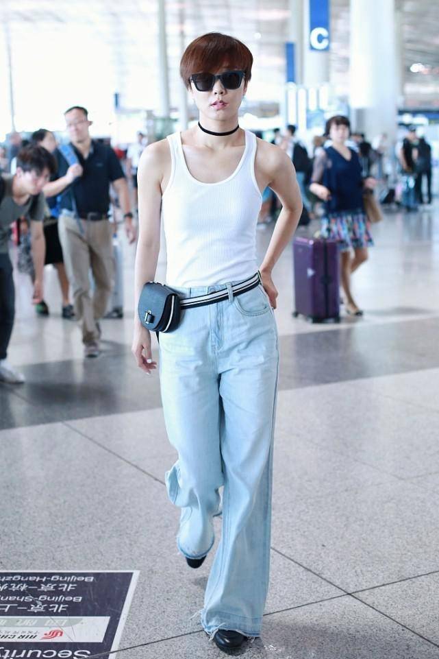 感觉|王珞丹随性过头了,简约牛仔裤配“大爷背心”,没女明星气质