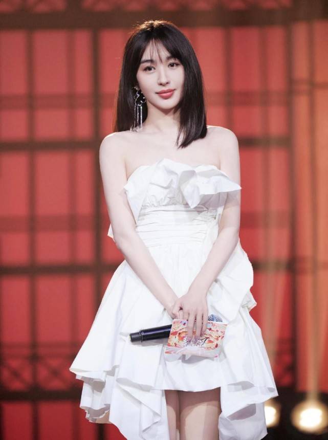 曲线|李菲儿“XS”身材穿紧身抹胸，曲线干瘦没肉，短裙里像撑了把伞