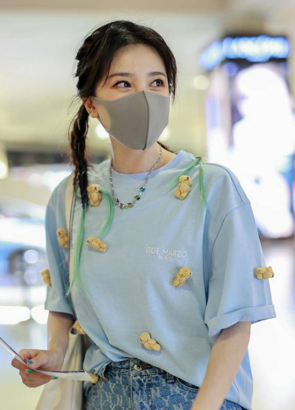 青春|陈小纭还像没长大的小女孩，麻花辫配小熊T恤，短裤露美腿更显嫩