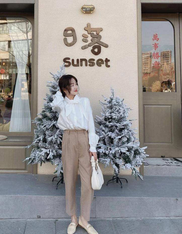 颜色|这才是中年妈妈该有的穿搭！衬衫+直筒裤，气质减龄，很高级