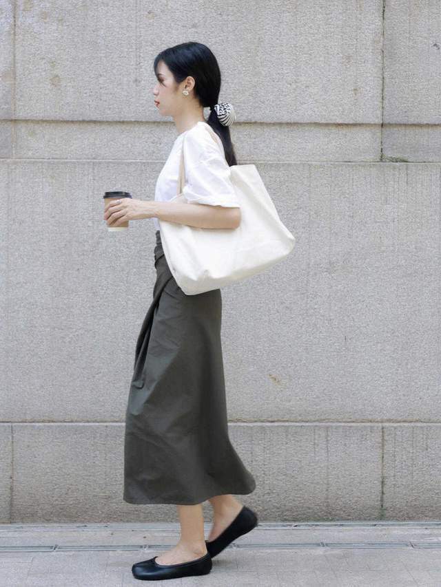韩系|奔三奔四的气质女神爱这样穿，吊带上衣配西裤干练精致，减龄时髦