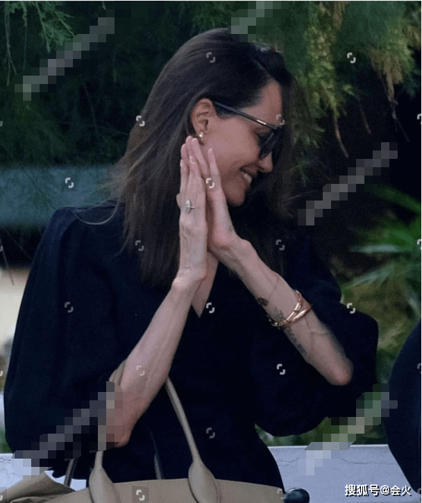 状态|安吉丽娜朱莉现身街头被拍！露齿大笑脸颊凹陷，手臂干瘦青筋暴起