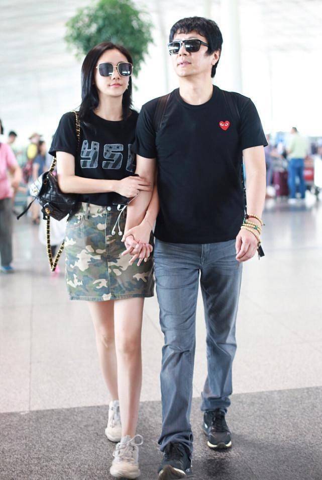 迷彩|刘芸与郑钧牵手穿得稳重，黑色T恤配迷彩裙秀美腿，两人更似父女