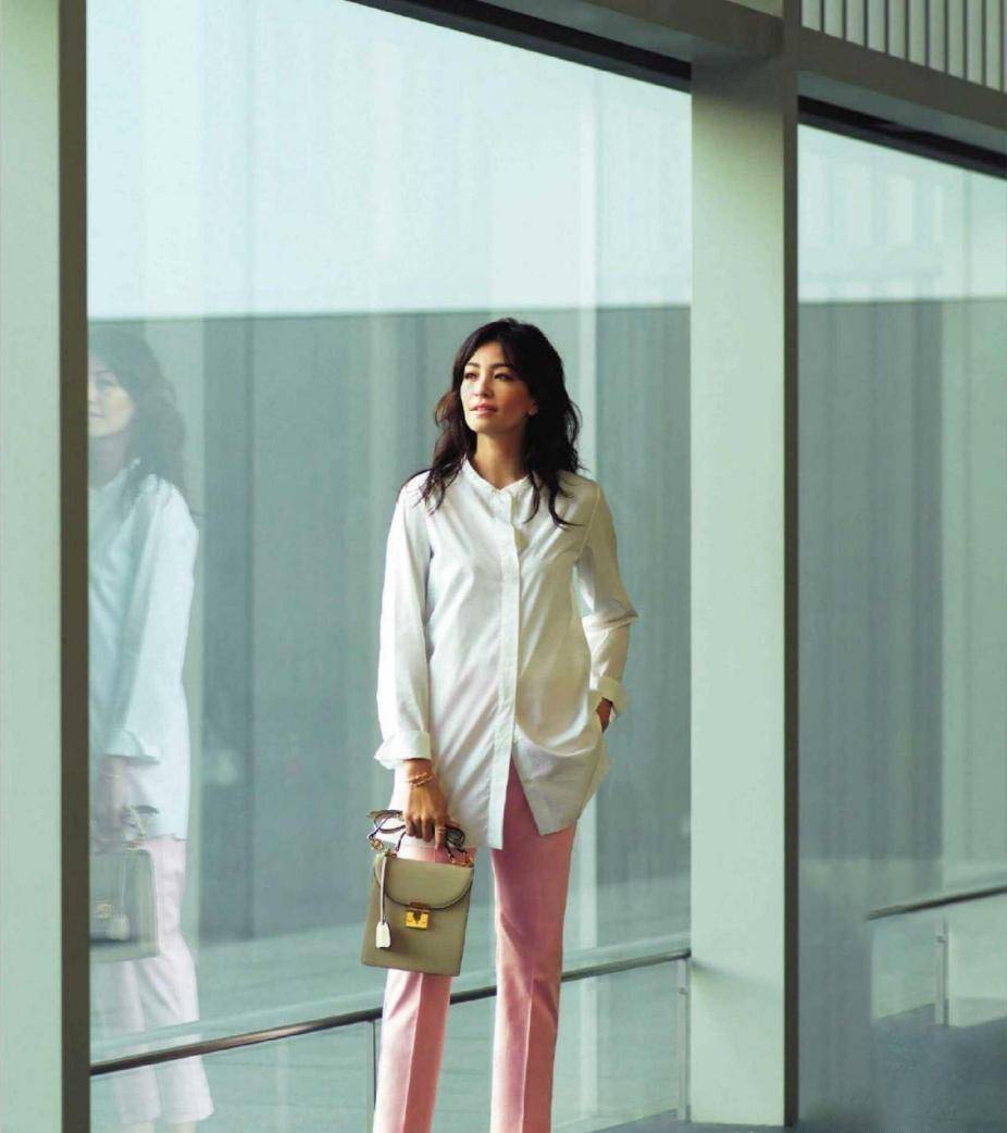 颜色|这才是中年妈妈该有的穿搭！衬衫+直筒裤，气质减龄，很高级