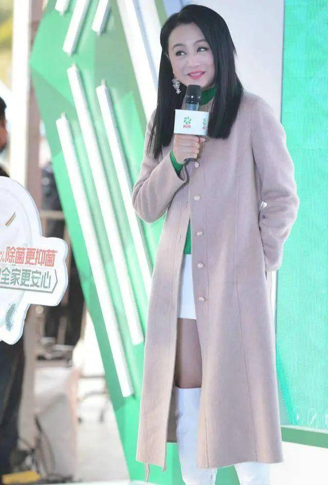 米色|46岁的曹颖让人有点失望,虽然脸胖了不少,但穿大衣身段还很苗条