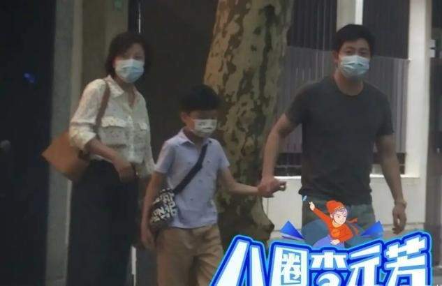 合体|郭京飞一家三口罕见合体，妻子打扮好村味，儿子正脸首曝光太像爸