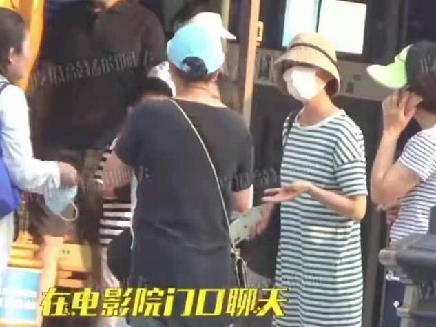 长势|袁泉邀请女儿全班看电影，10岁女儿长腿瞩目，她穿睡衣打扮随性