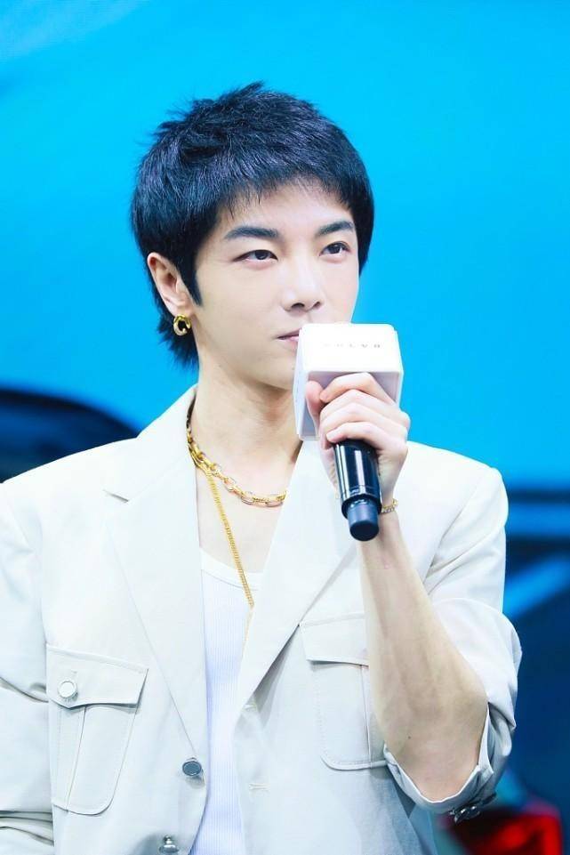 华晨宇|华晨宇这少年感不是吹的，穿白色外套简约低调，青春洋溢