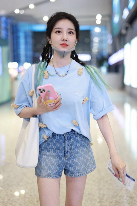 青春|陈小纭还像没长大的小女孩，麻花辫配小熊T恤，短裤露美腿更显嫩