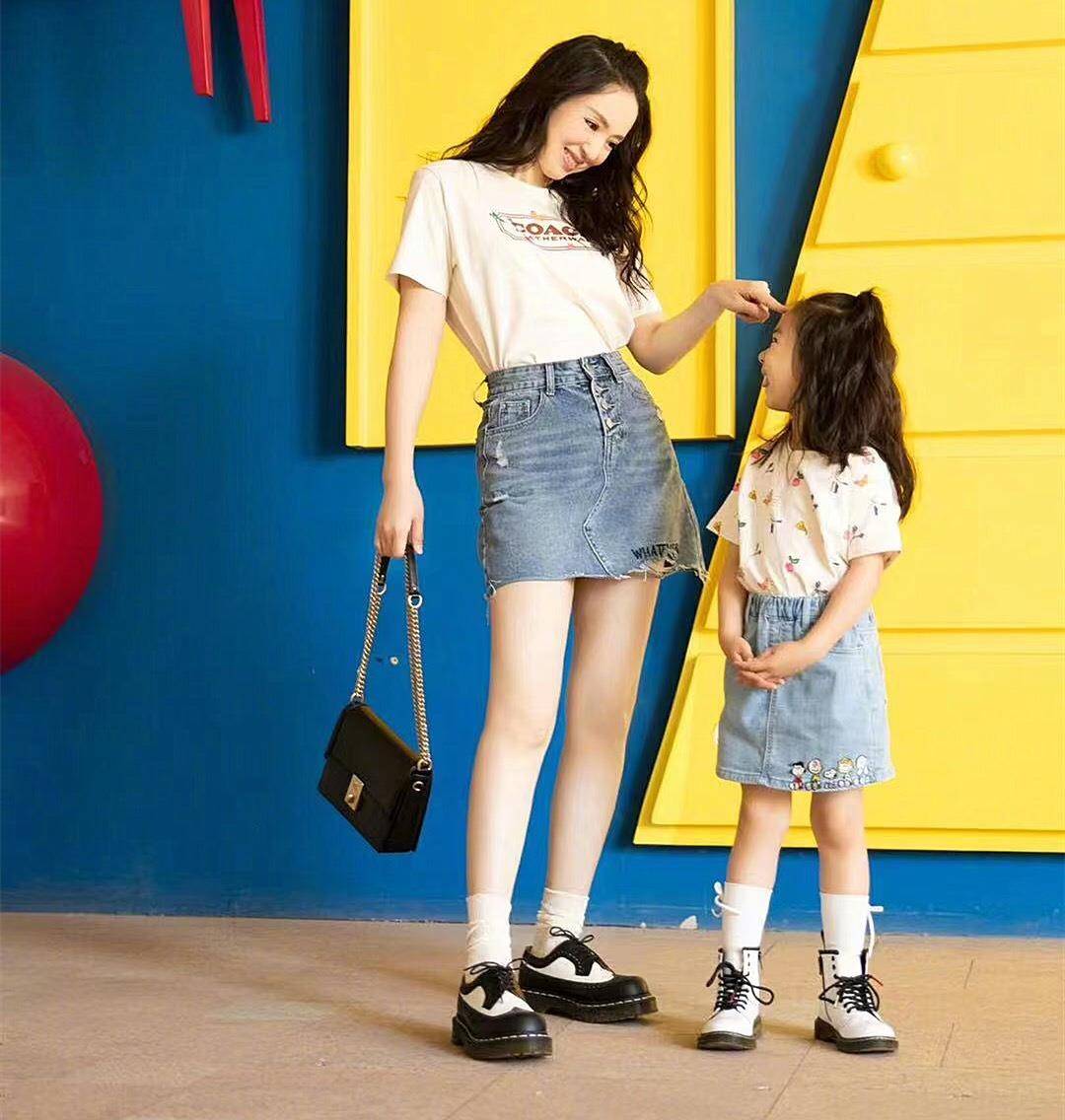 董璇|董璇少女感确实很强，同框女儿拍摄像姐妹，一时分不清谁更吸引人