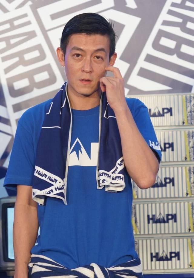 感觉|陈冠希老了也不甘落后,穿蓝色T恤配“奶奶裤”,还挺时髦的