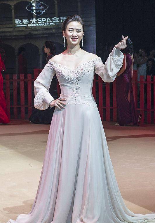 身材|翁虹的气质看着还挺高级的，可是礼裙穿得挺普通，显不出身材优势