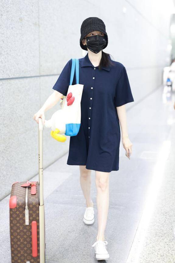 青春|陈小纭还像没长大的小女孩，麻花辫配小熊T恤，短裤露美腿更显嫩