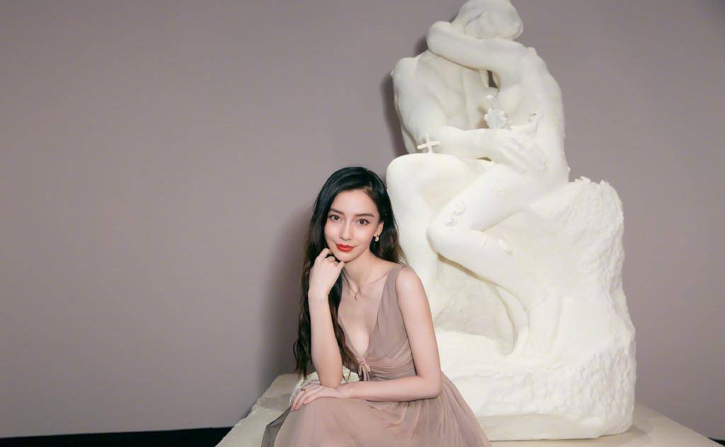 衣品很|Angelababy新造型受好评，1T恤配4700皮短裤走机场，美得高调