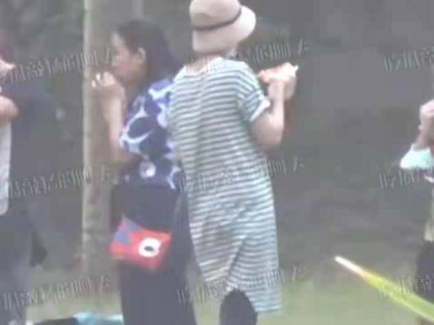 长势|袁泉邀请女儿全班看电影，10岁女儿长腿瞩目，她穿睡衣打扮随性