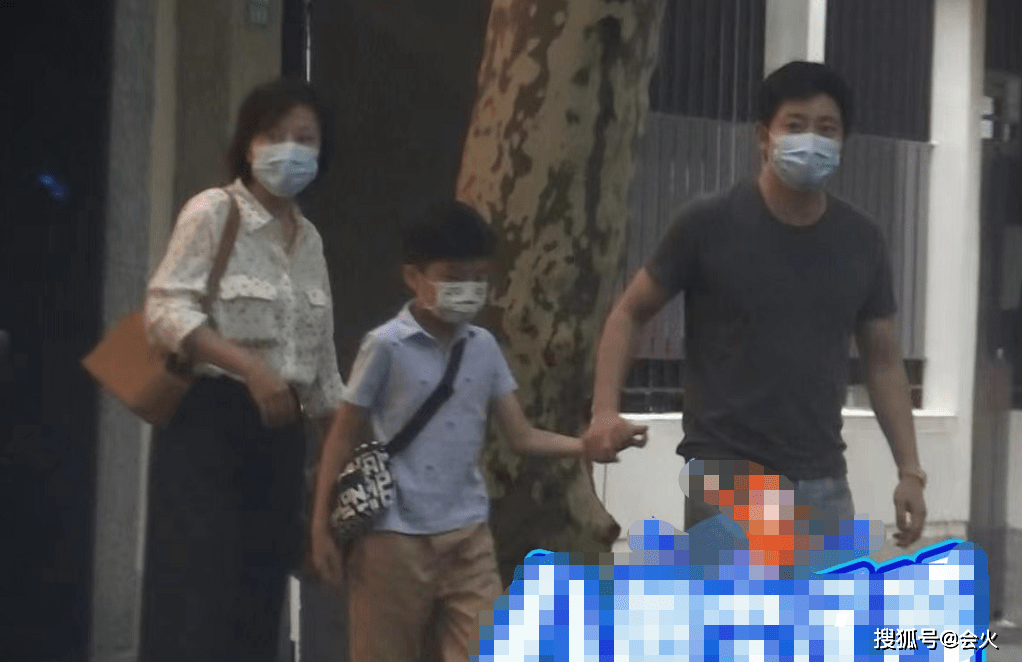 头发|郭京飞开两百万豪车逛街边店，9岁儿子罕露面，头发浓密身高惊人