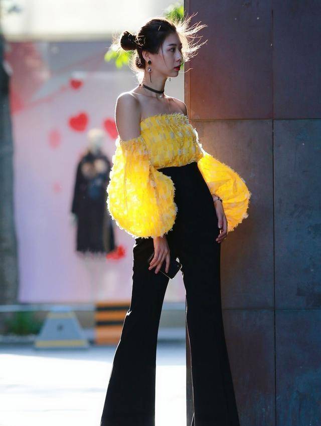 毛衣|穿休闲装也很美的女生,造型吸睛让人羡慕,秀出了自信大方的感觉