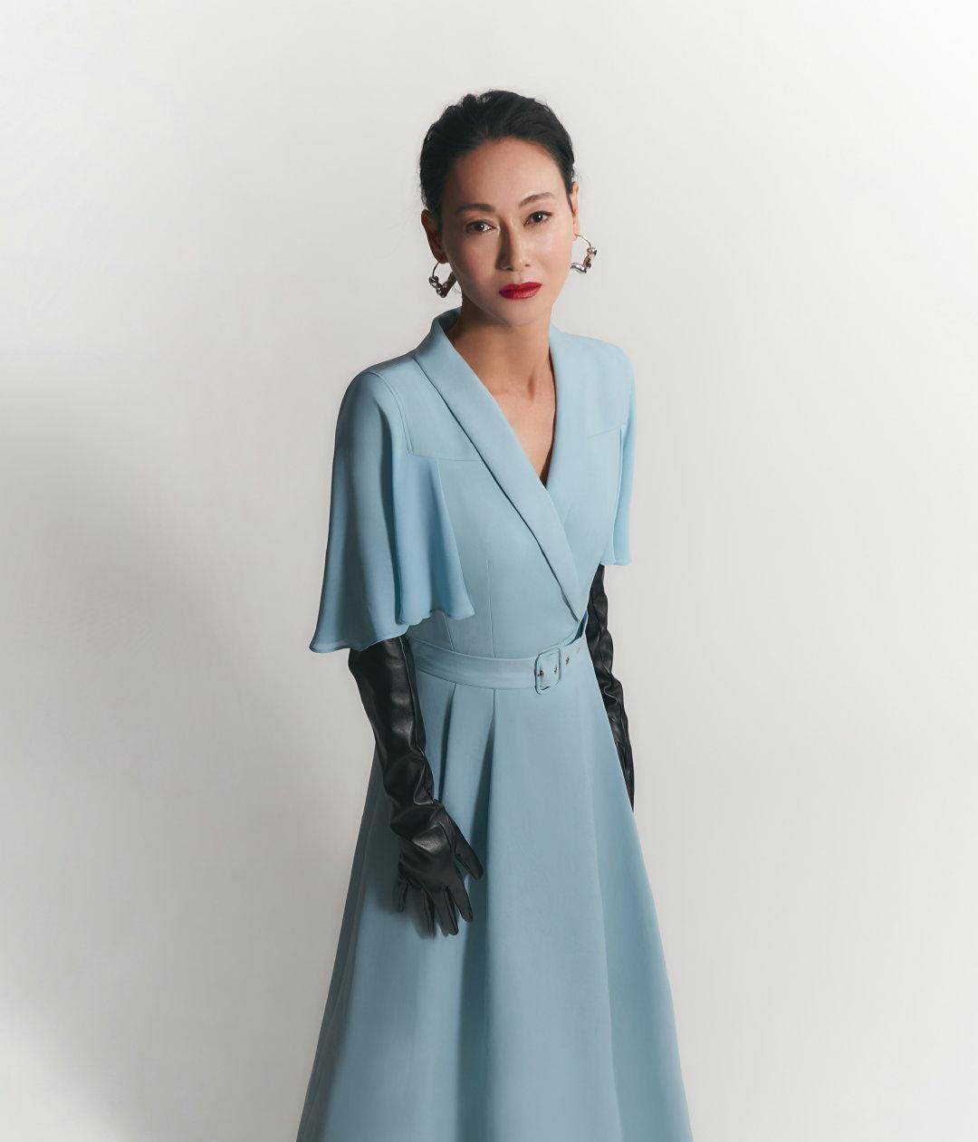 服装|60岁惠英红真年轻，黑亮片长裙点缀紫色流苏裙摆，时尚减龄又吸睛