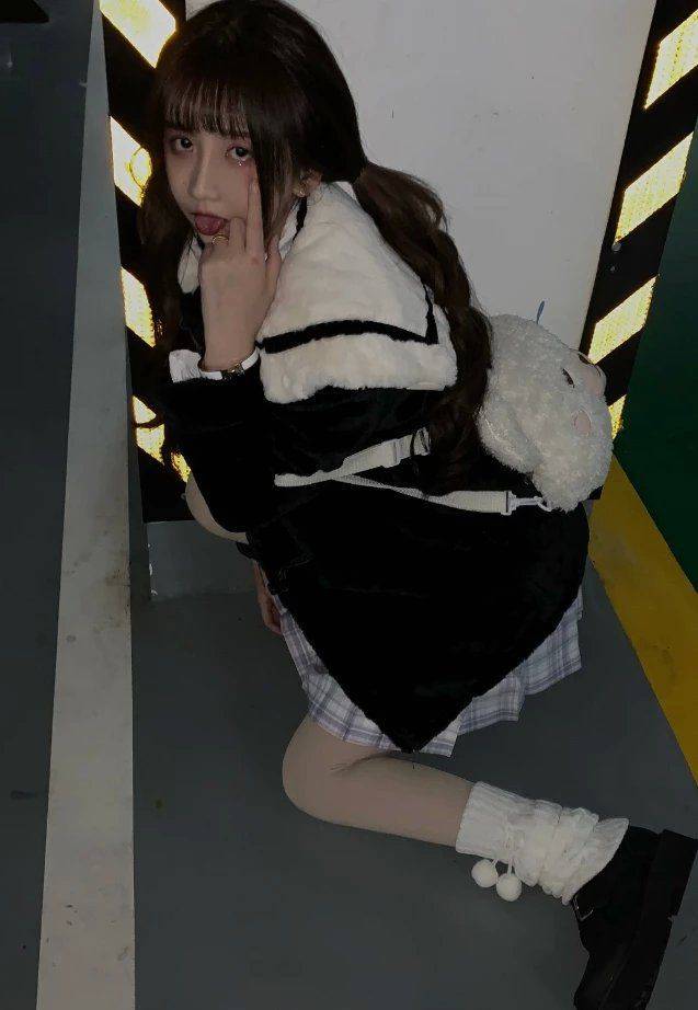 杨清柠很喜欢穿洛丽塔裙和日系学院装之类的衣服,比较减龄和二次元,她