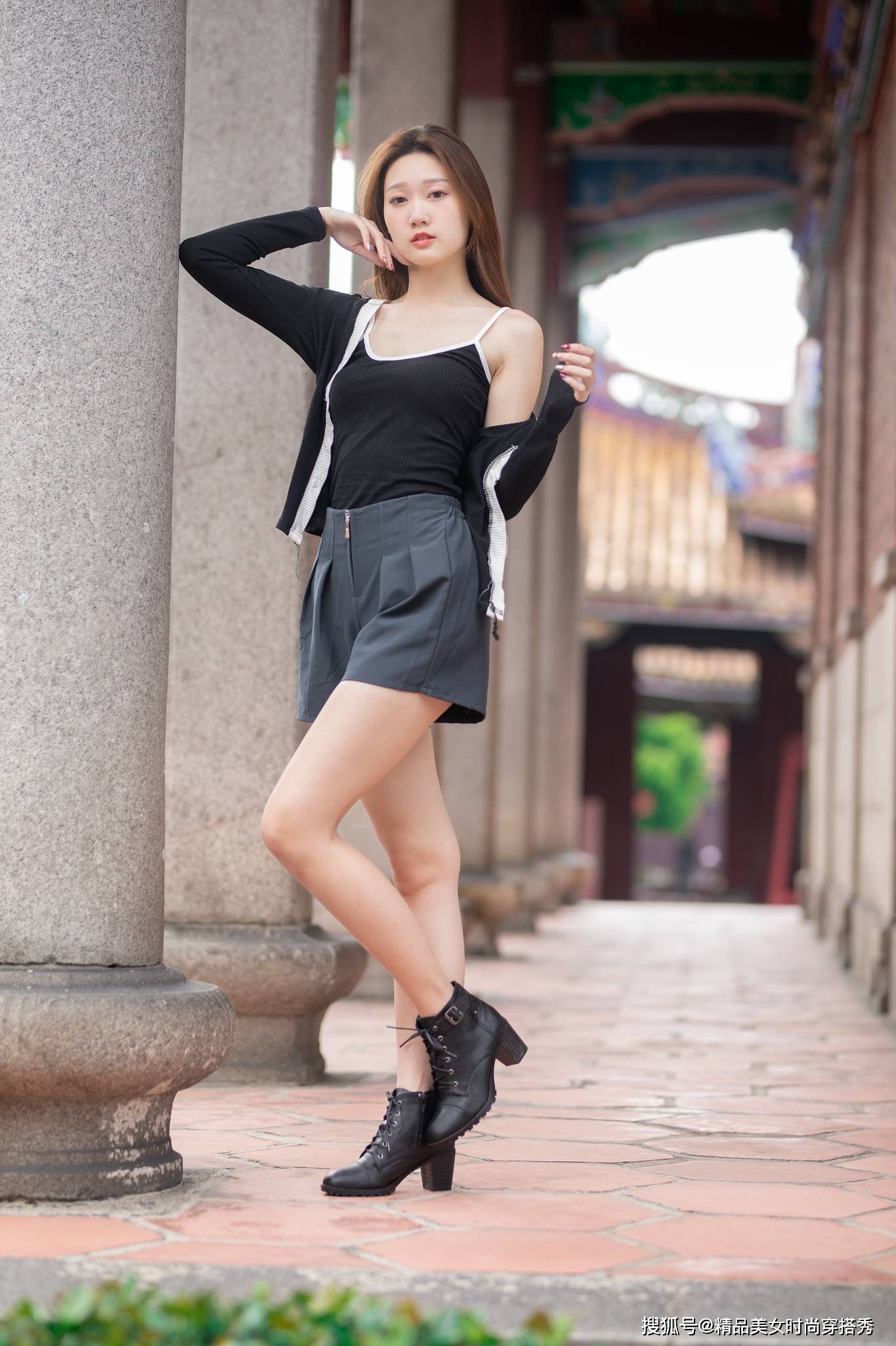 高跟|休闲的针织开衫内搭简约吊带，下搭高级灰色的休闲短裤，潮范十足