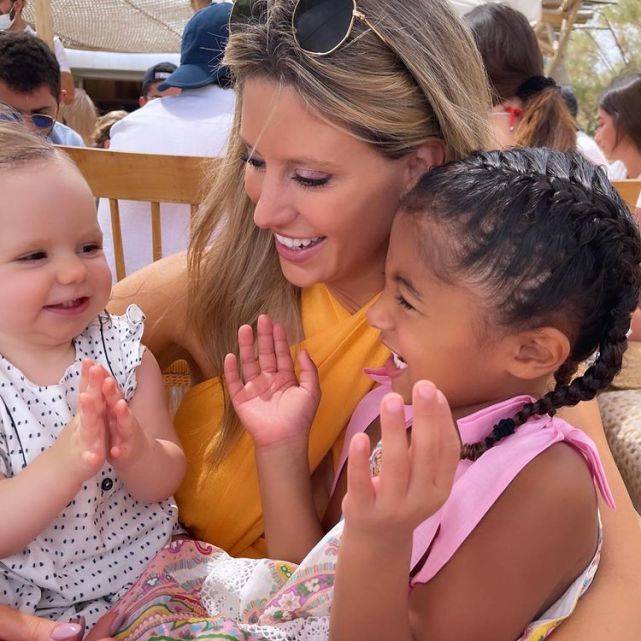 元素|瓦妮莎带三个女儿度假！2岁小女儿穿花裙戴墨镜，三女儿更像科比