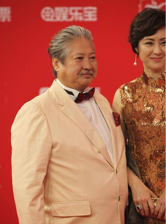 设计|高丽虹和洪金宝结婚30年，没生孩子身材撩人，穿裙子更像小姑娘