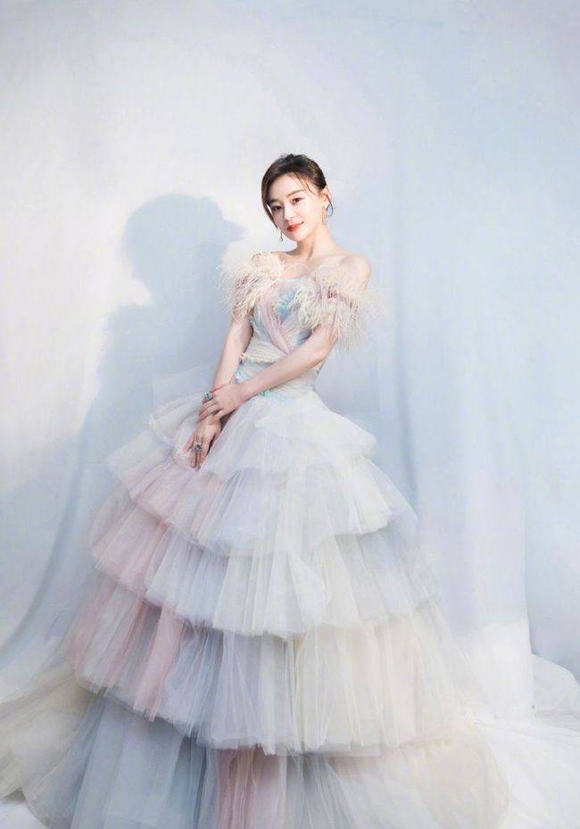 黑色|袁姗姗灰色西服搭配卫衣，简约大方又干练！