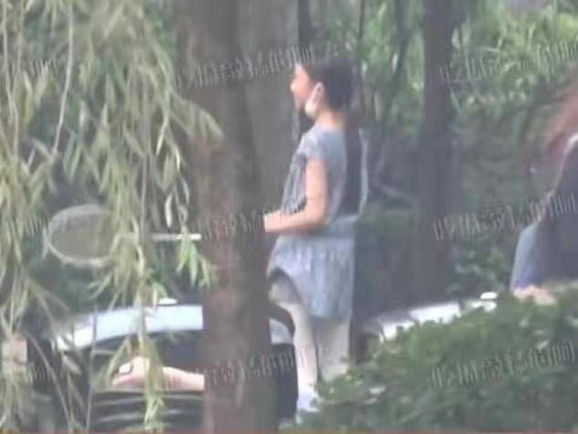 长势|袁泉邀请女儿全班看电影，10岁女儿长腿瞩目，她穿睡衣打扮随性