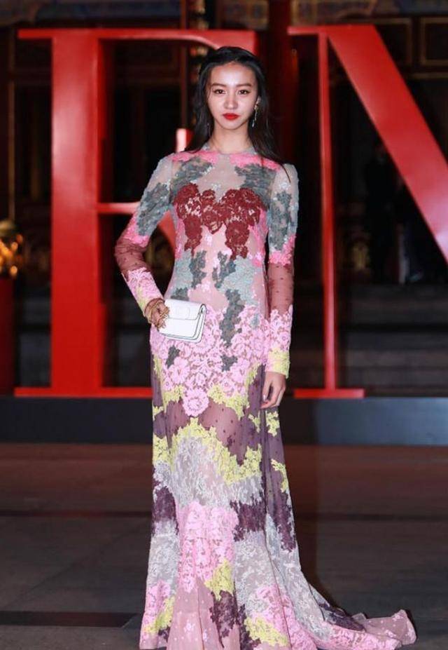 黑色|木村光希穿黑色吊带裙亮相,秀出性感事业线,难以想象才18岁