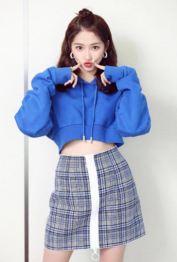 女生|《乘风破浪的姐姐》金晨公演造型，印花外套搭俏皮麻花辫，心动了