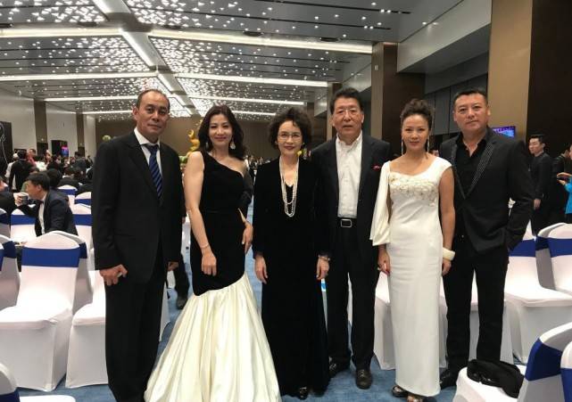 曲线|张光北老婆不愧是“学妹”,微胖身材穿紧身裙,S曲线真显饱满感