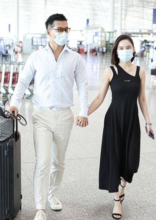 黑色|难怪窦骁公开秀恩爱,何超莲穿小黑裙难掩好身材,小蛮腰太惹眼