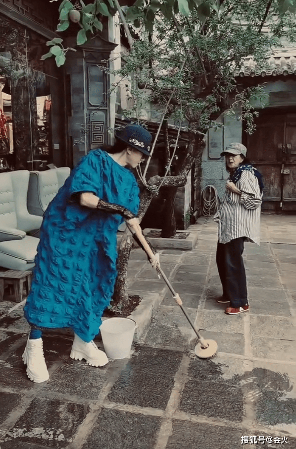 都说|63岁杨丽萍做家务被拍！带黑丝手套拿拖把，指甲太长干活不方便
