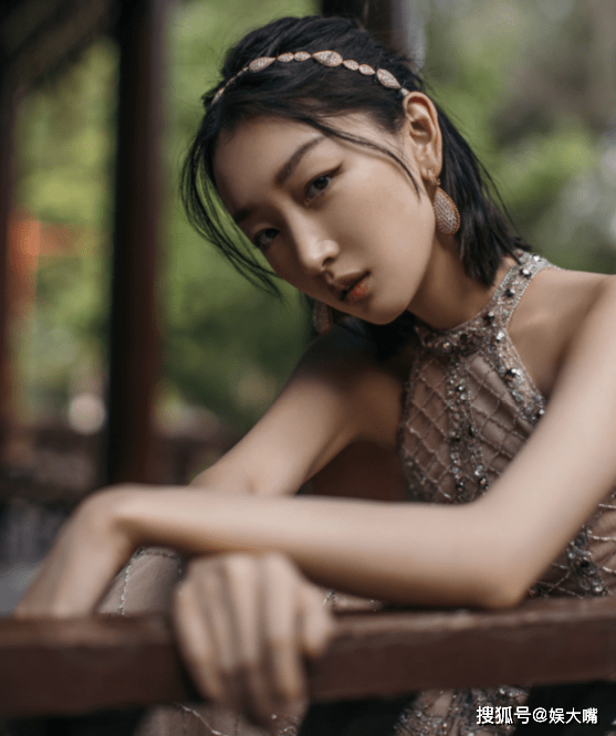 周冬雨|周冬雨裸色露背礼服气场大女人味足!侧身露腰被侃:身体未成年?