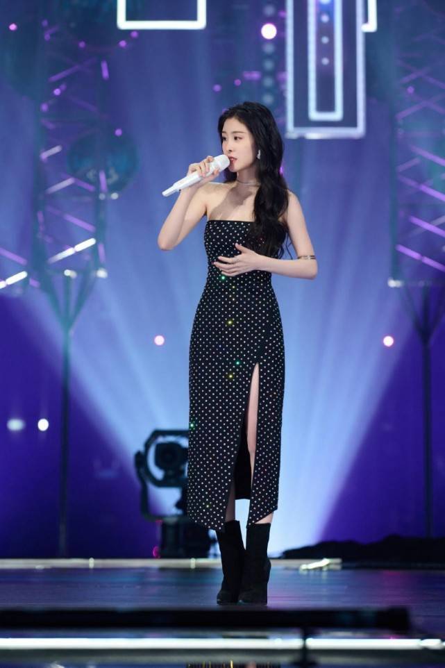 设计|张碧晨也太瘦了,穿露肩裙脖颈线条突出,一点不像是生过娃