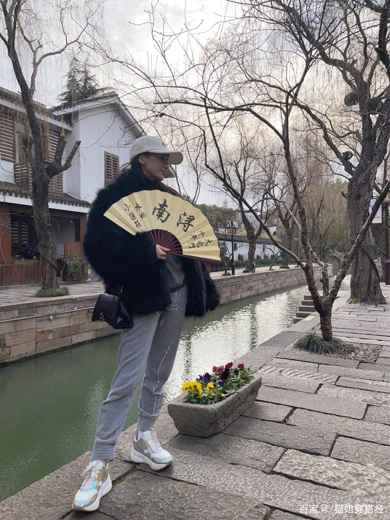 黑色|黄圣依和妈旧地重游，穿貂皮大衣贵妇范十足，妈妈对镜比耶真俏皮