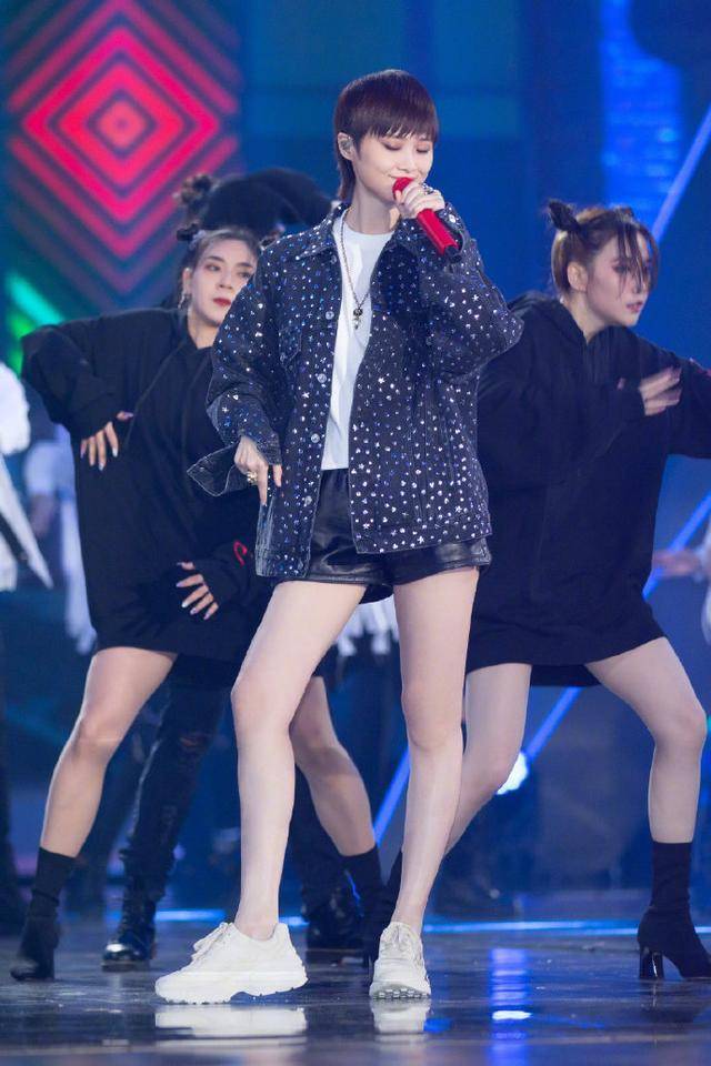 设计|马思纯瘦10斤后走机场，穿印花夹克时髦大方，果然减肥等于整容