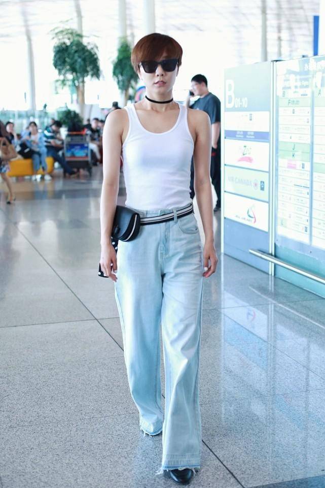 感觉|王珞丹随性过头了,简约牛仔裤配“大爷背心”,没女明星气质