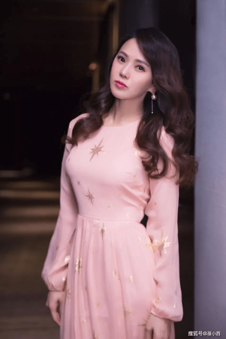 身材|伊能静秦昊牵手走红毯，男穿西装帅气，女的穿一字肩连衣裙好漂亮