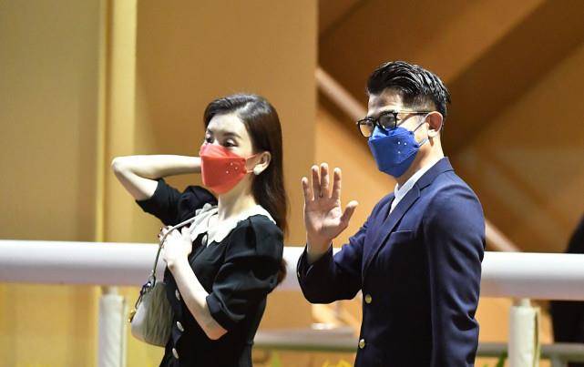 贵妇|郭富城真有福气，老婆穿搭温柔大方，虽然年轻却很有贵妇气质